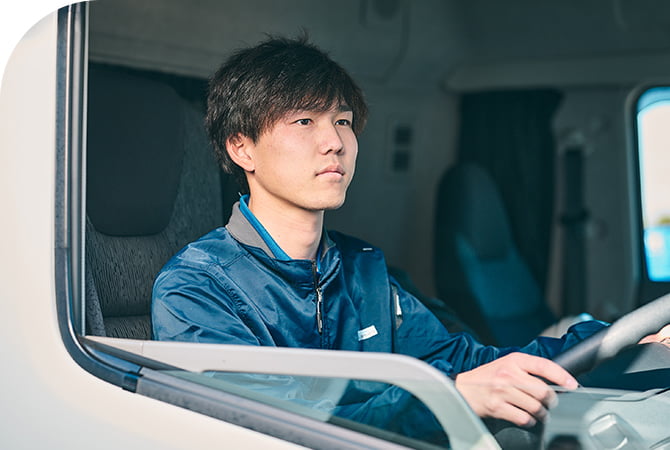 車を運転する男性の写真